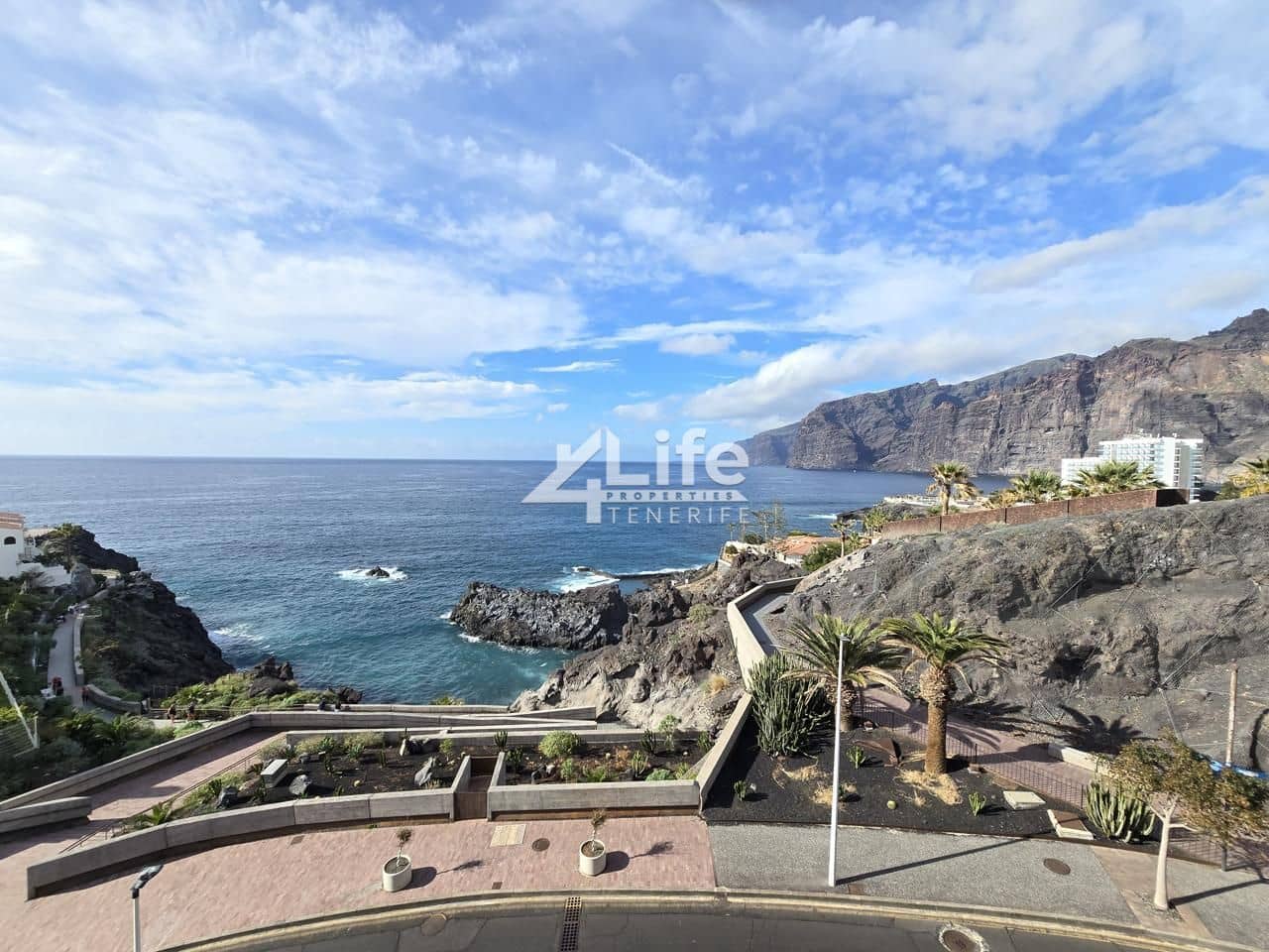 Piso de 3 habitaciones en Santiago del Teide en venta - 1.700.000 € (Ref: 9705891)