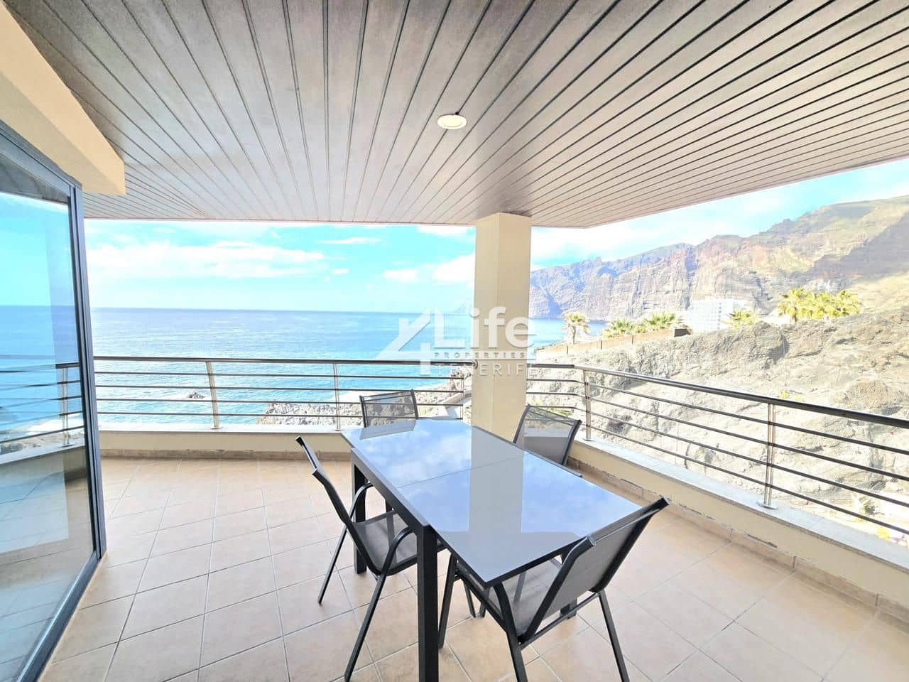 Piso de 3 habitaciones en Santiago del Teide en venta - 1.700.000 € (Ref: 9705891)