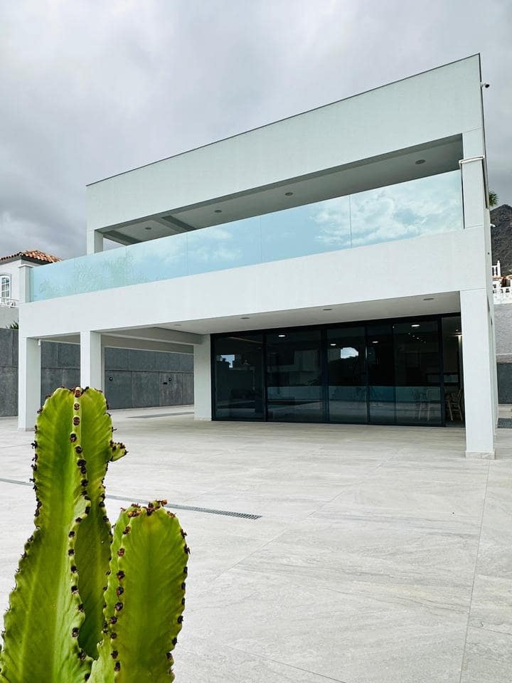 3 slaapkamer Villa te koop in Costa Adeje met zwembad garage - € 1.800.000 (Ref: 9805673)