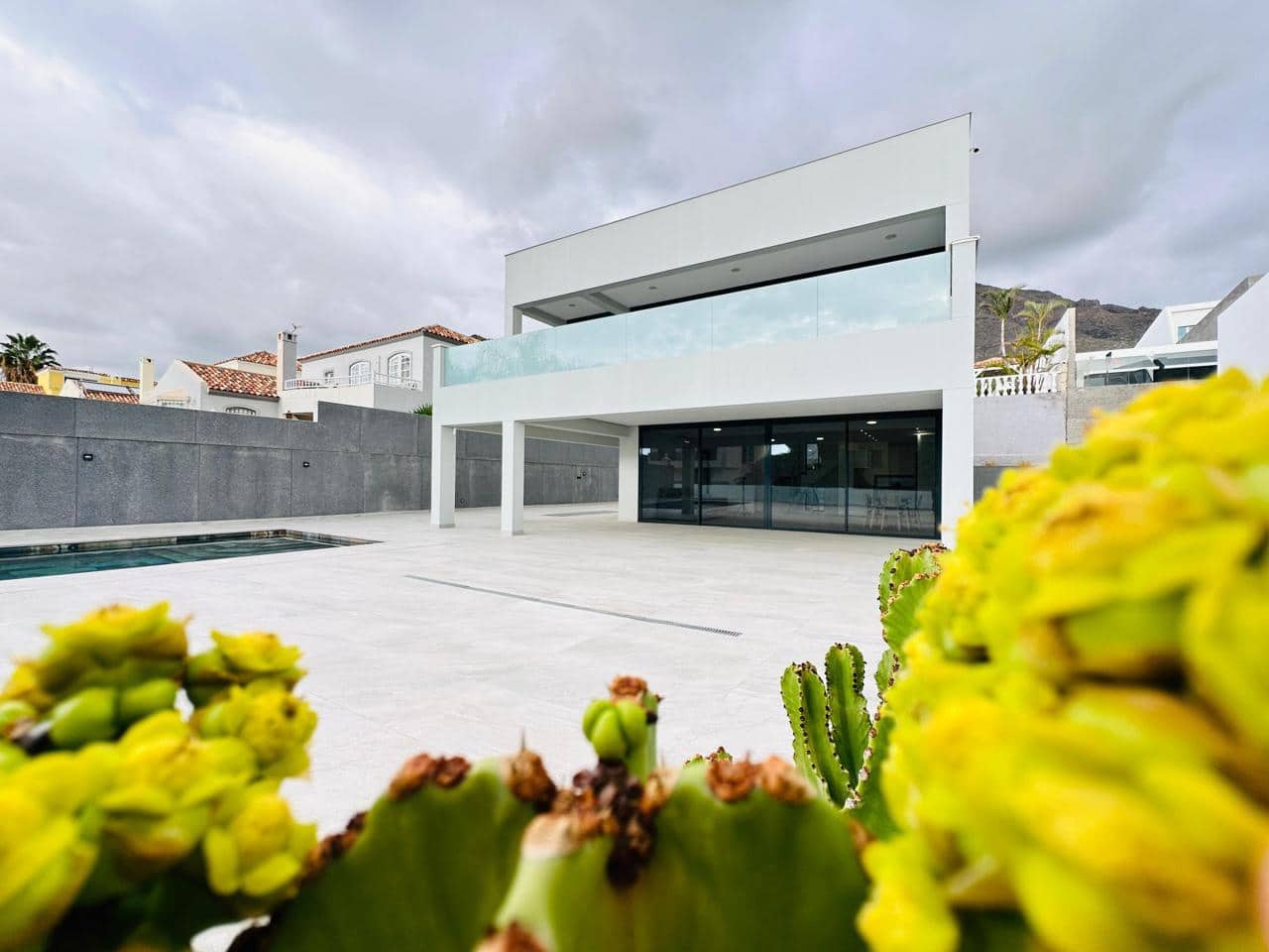 3 slaapkamer Villa te koop in Costa Adeje met zwembad garage - € 1.800.000 (Ref: 9805673)