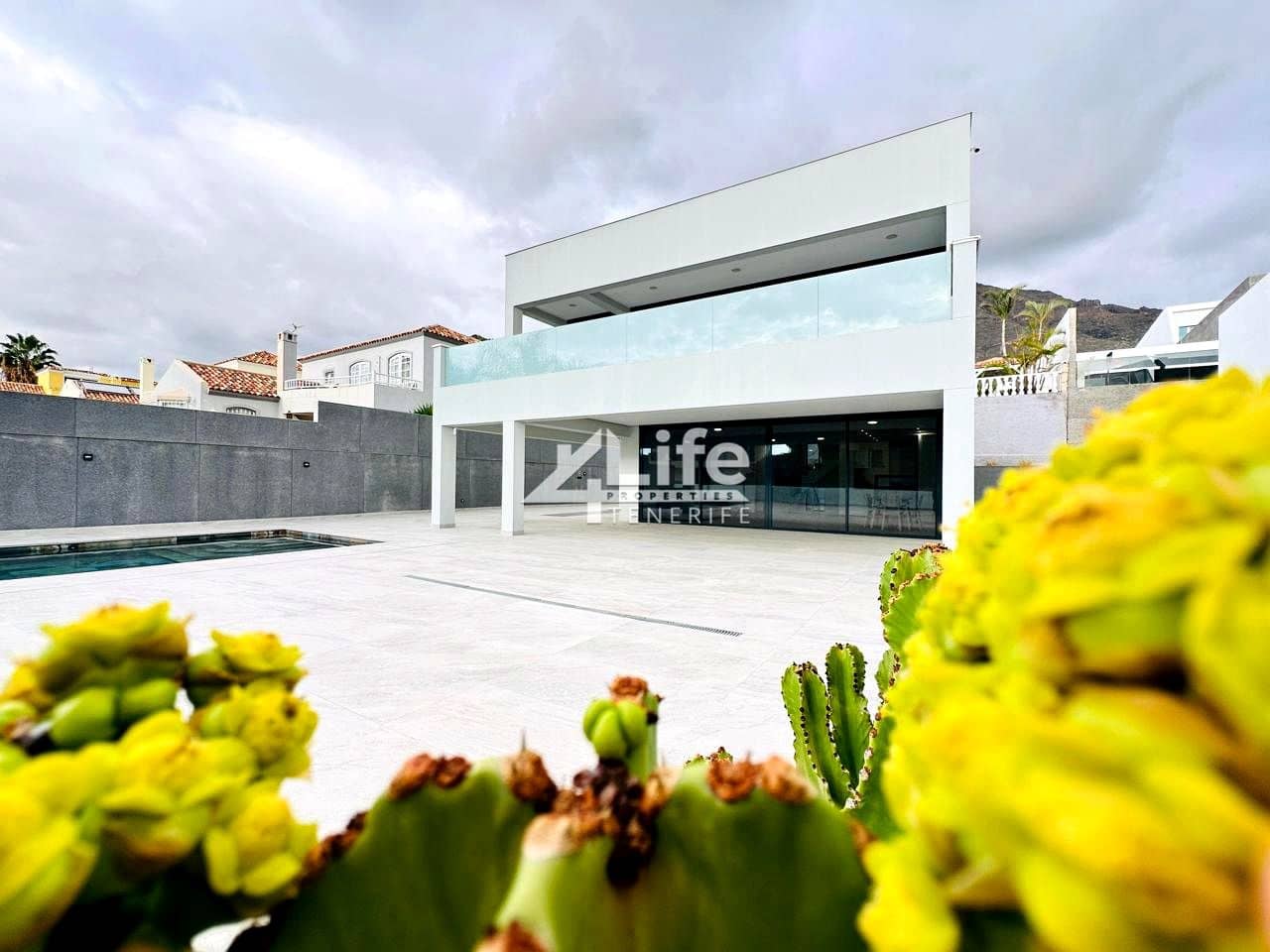 3 bedroom Villa for sale in Costa Adeje with pool garage - € 1,800,000 (Ref: 9805673)