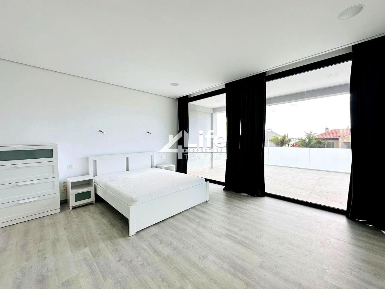 3 bedroom Villa for sale in Costa Adeje with pool garage - € 1,800,000 (Ref: 9805673)