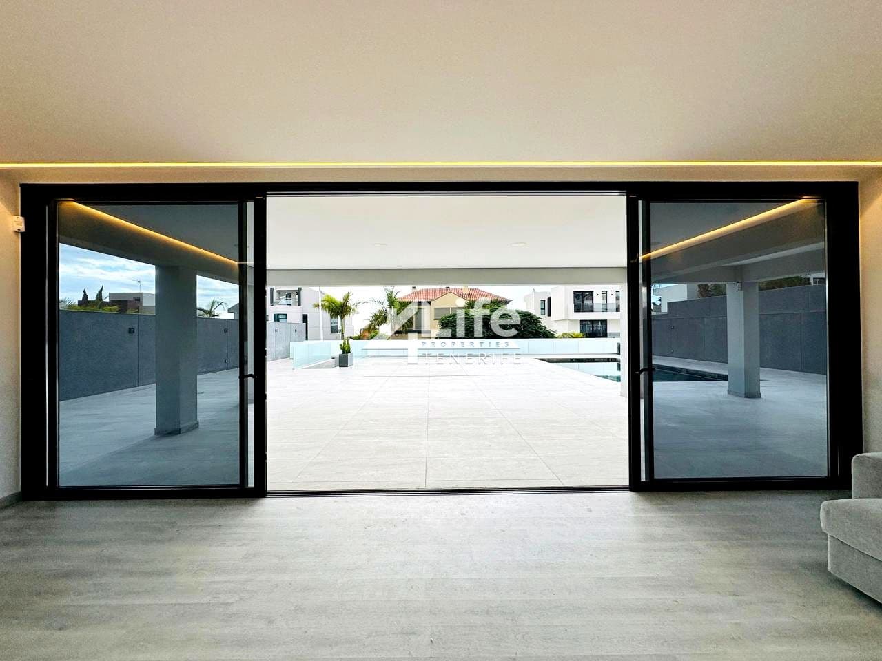 3 bedroom Villa for sale in Costa Adeje with pool garage - € 1,800,000 (Ref: 9805673)
