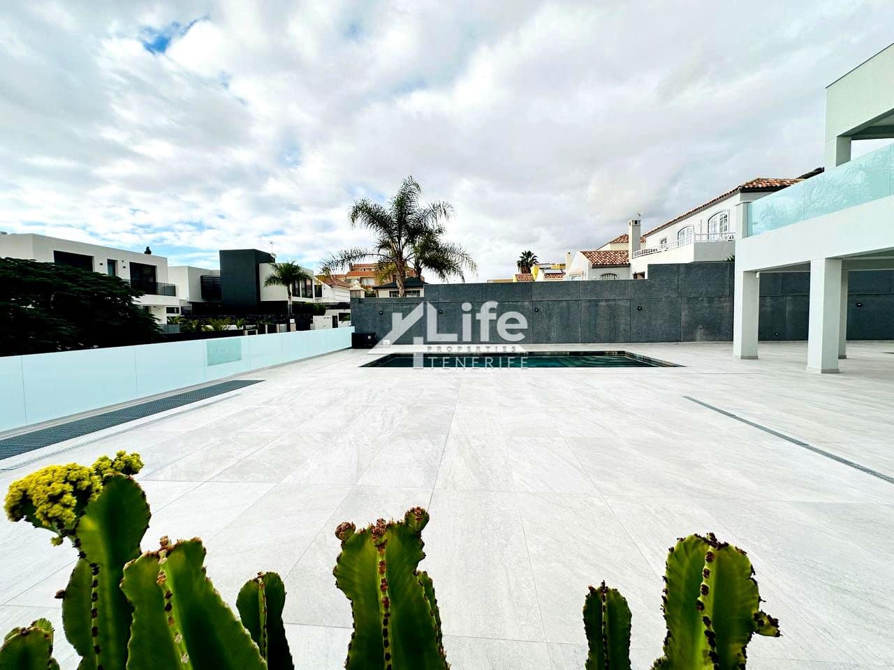 3 bedroom Villa for sale in Costa Adeje with pool garage - € 1,800,000 (Ref: 9805673)