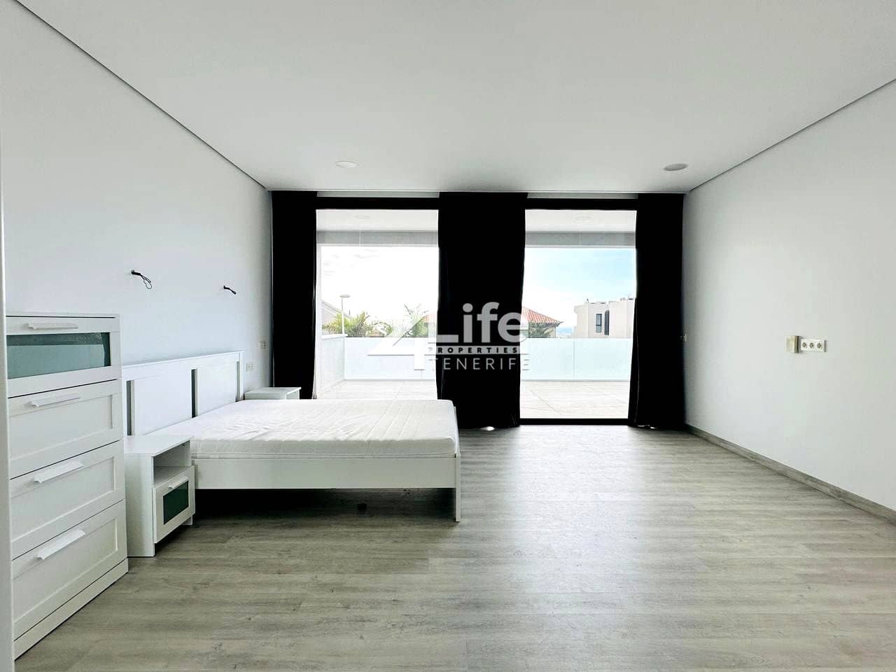 3 bedroom Villa for sale in Costa Adeje with pool garage - € 1,800,000 (Ref: 9805673)
