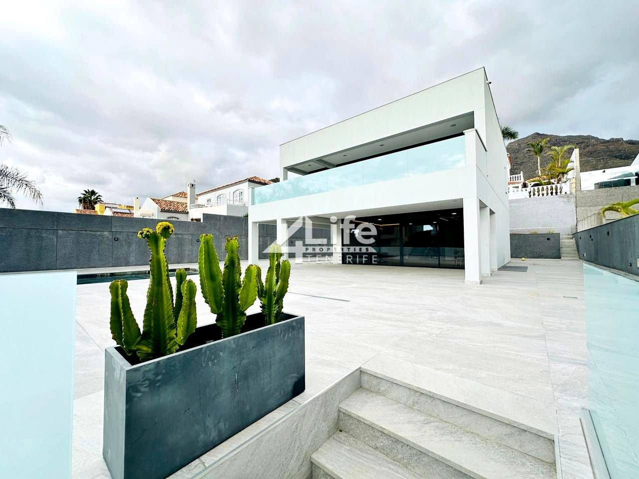 3 bedroom Villa for sale in Costa Adeje with pool garage - € 1,800,000 (Ref: 9805673)