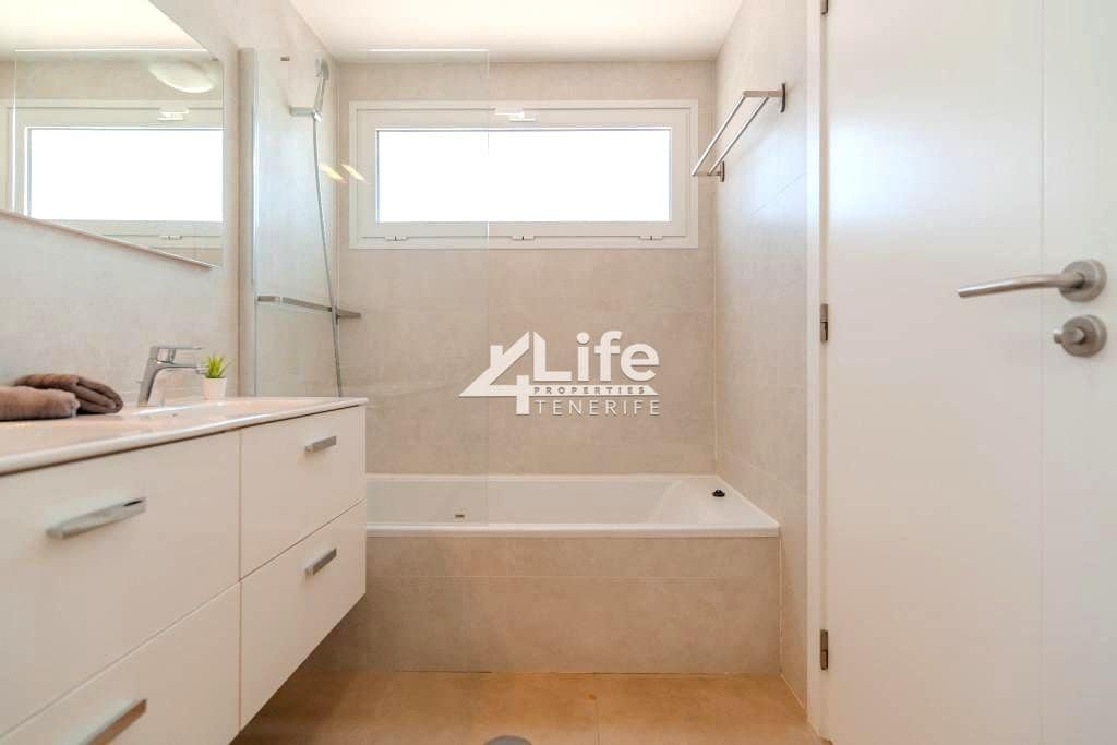 3 bedroom Villa for sale in Playa Paraiso with pool garage - € 1,075,000 (Ref: 9807146)