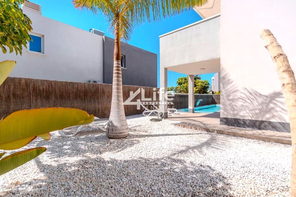 3 bedroom Villa for sale in Playa Paraiso with pool garage - € 1,075,000 (Ref: 9807146)
