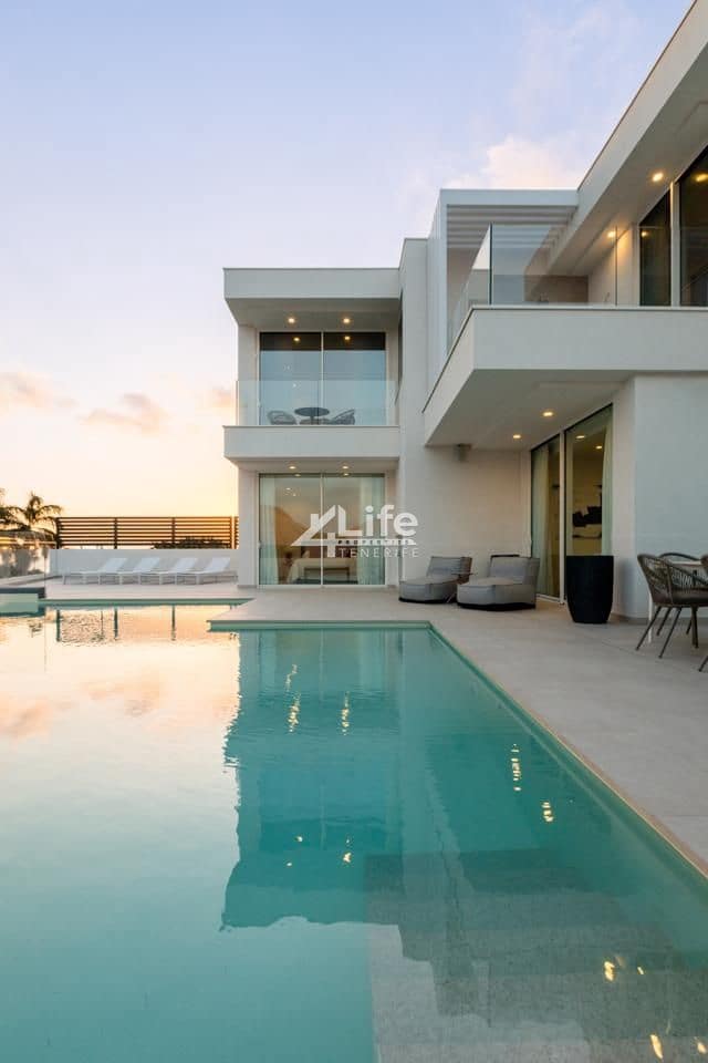 3 soverom Villa til salgs i Costa Adeje med svømmebasseng garasje - € 1 950 000 (Ref: 9861251)