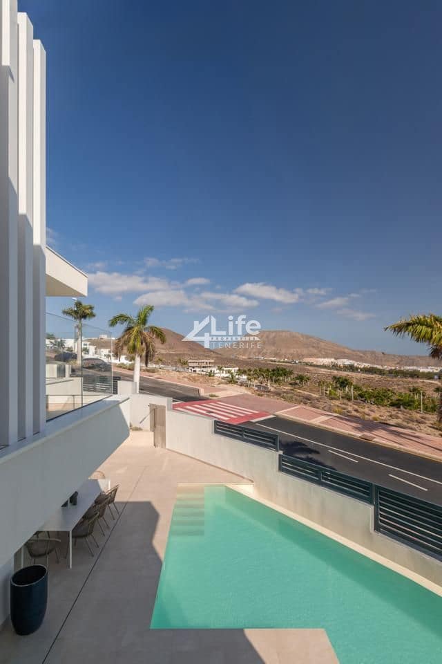 3 soverom Villa til salgs i Costa Adeje med svømmebasseng garasje - € 1 950 000 (Ref: 9861251)