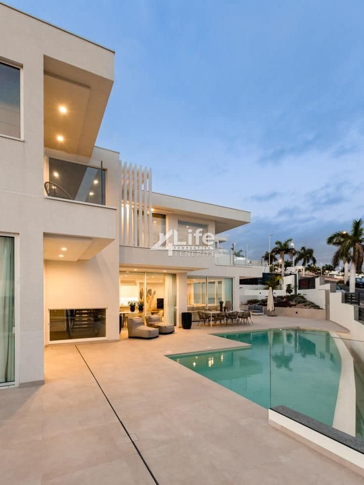 3 soverom Villa til salgs i Costa Adeje med svømmebasseng garasje - € 1 950 000 (Ref: 9861251)