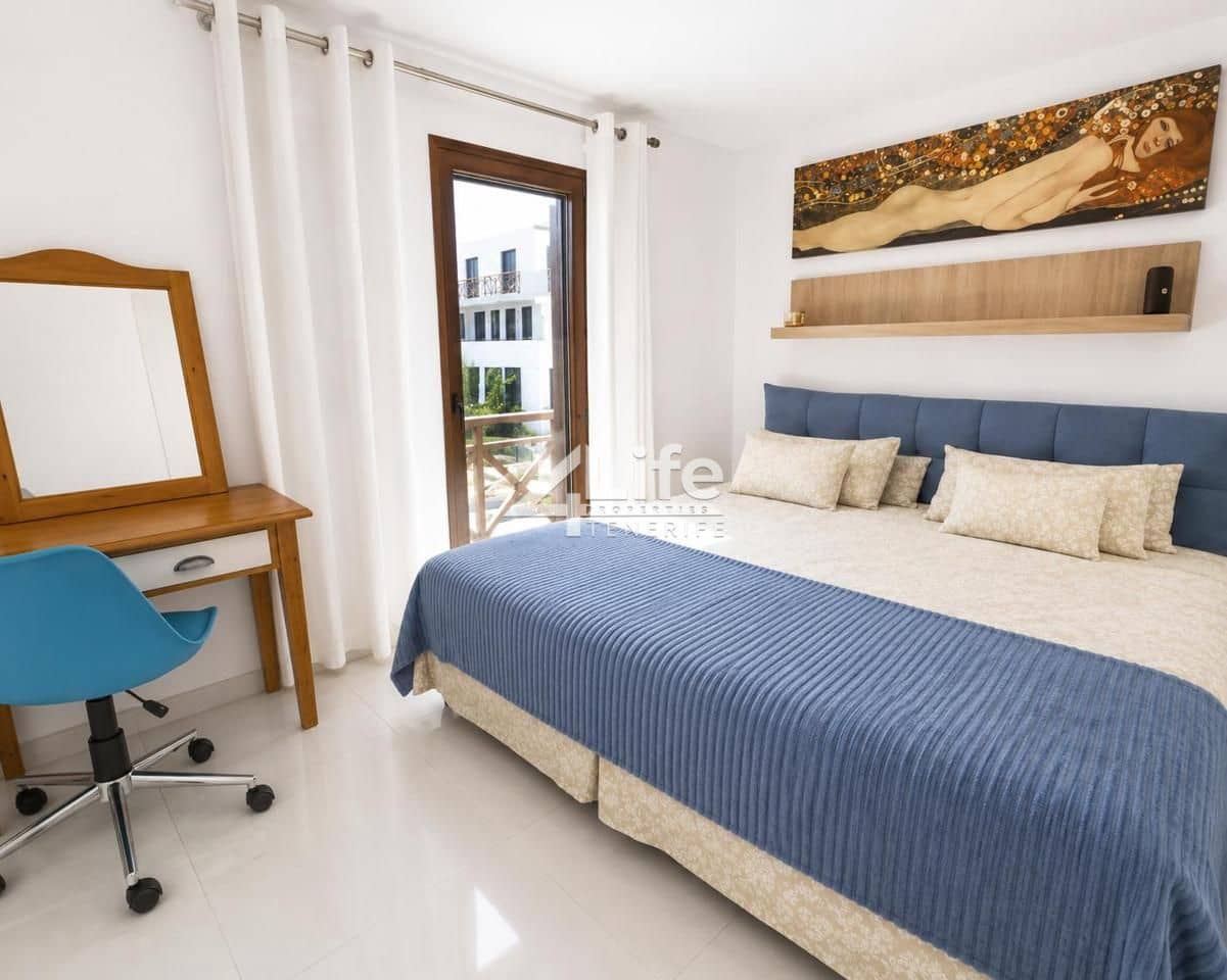 2 bedroom Flat for sale in Playa de las Americas with pool - € 415,000 (Ref: 9891192)