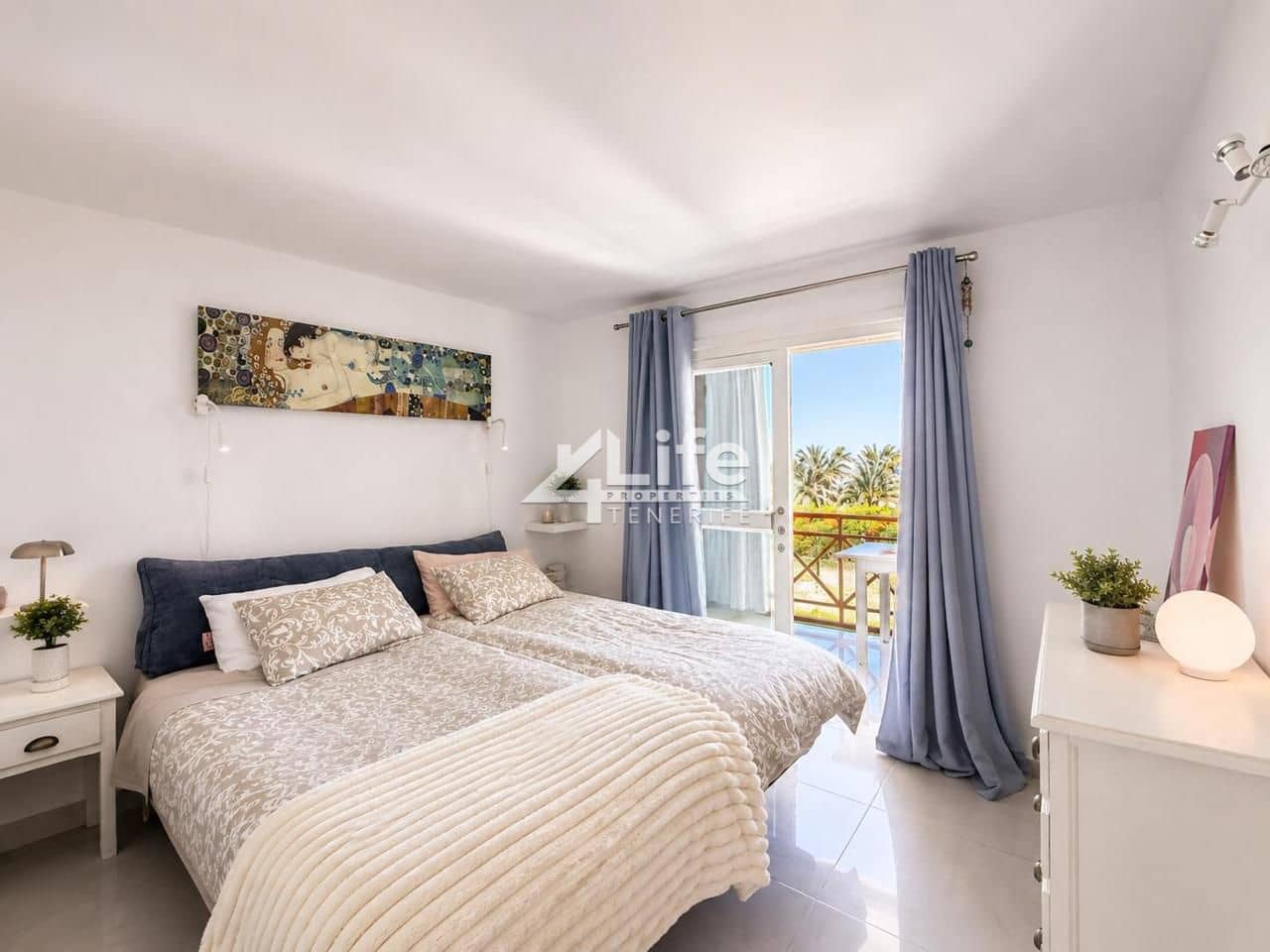 2 bedroom Flat for sale in Playa de las Americas with pool - € 415,000 (Ref: 9891192)