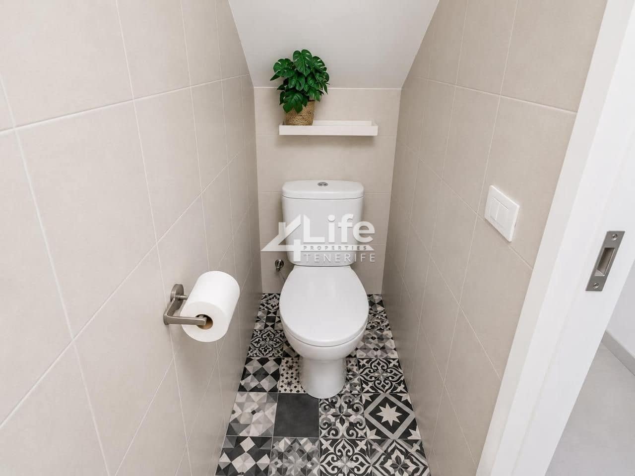 2 bedroom Flat for sale in Playa de las Americas with pool - € 415,000 (Ref: 9891192)