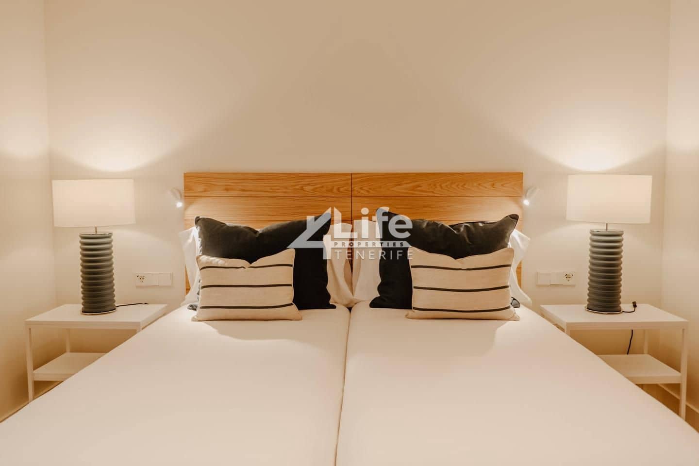 3 Zimmer Wohnung zu verkaufen in Adeje mit Pool Garage - 1.600.000 € (Ref: 9897402)