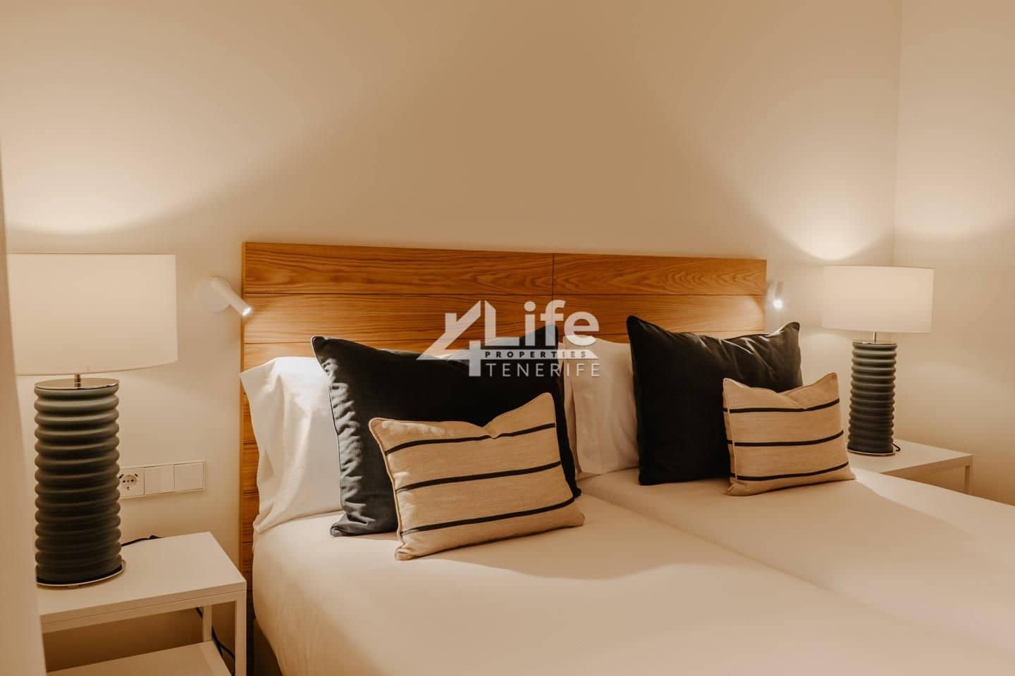 3 Zimmer Wohnung zu verkaufen in Adeje mit Pool Garage - 1.600.000 € (Ref: 9897402)