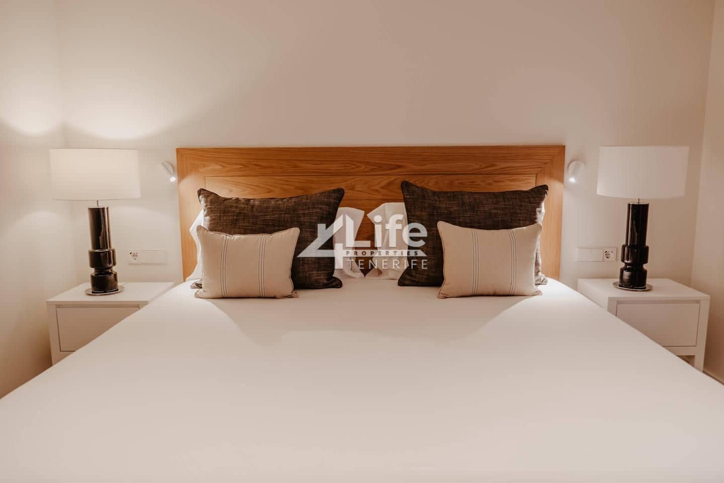 3 Zimmer Wohnung zu verkaufen in Adeje mit Pool Garage - 1.600.000 € (Ref: 9897402)
