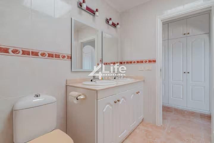 Piso de 2 habitaciones en Costa Adeje en alquiler con piscina garaje - 2.500 € (Ref: 9979223)