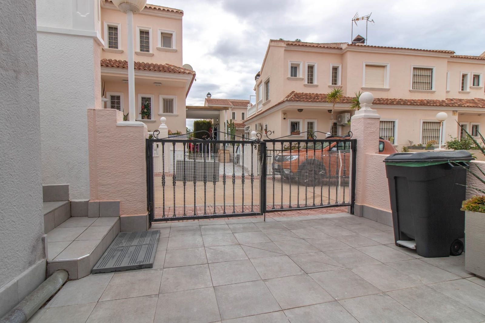 3 sypialnia Dom blizniak na sprzedaż w Torrevieja z basenem - 320 000 € (Ref: 8714728)