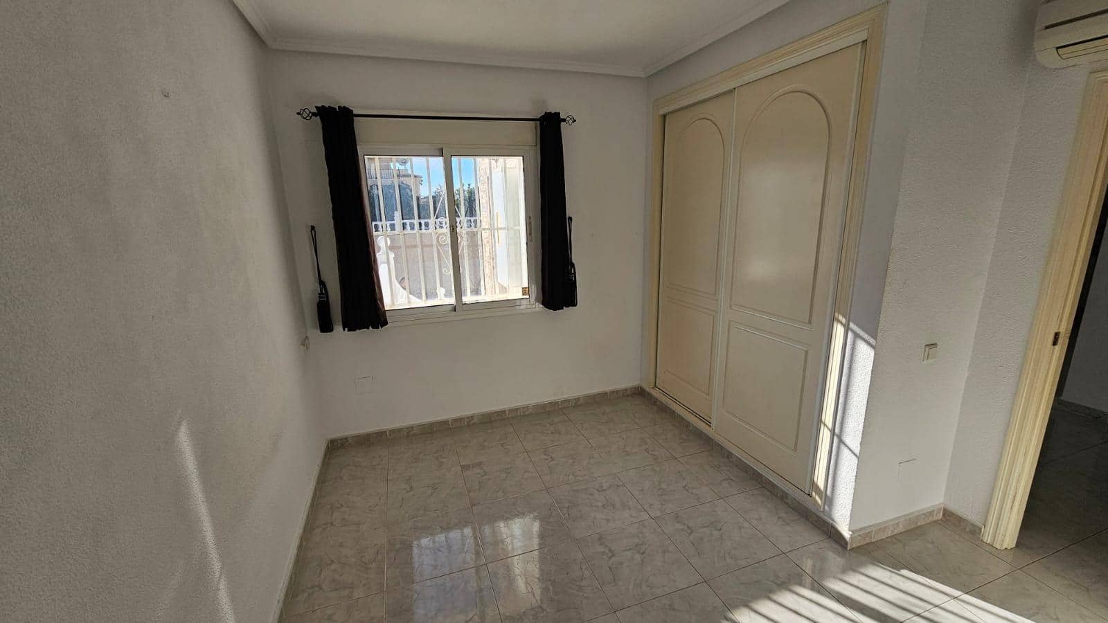 4 soveværelse Villa til salg i Lo Pepin med swimmingpool - € 399.950 (Ref: 8900113)