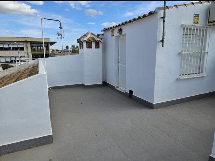 2 soverom Kjedet enebolig til salgs i Torrevieja med svømmebasseng - € 139 900 (Ref: 9264376)