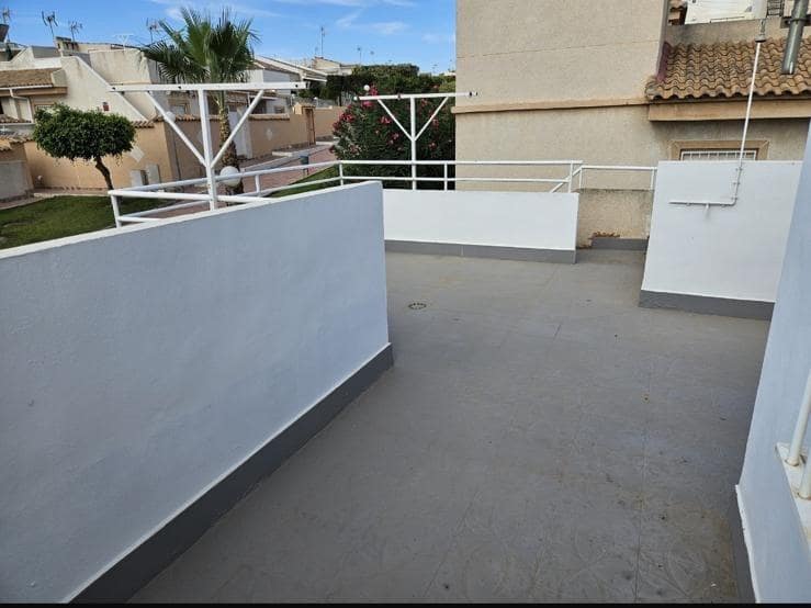 2 soverom Kjedet enebolig til salgs i Torrevieja med svømmebasseng - € 139 900 (Ref: 9264376)