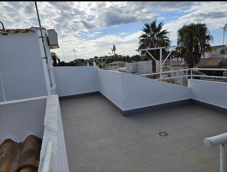 2 soverom Kjedet enebolig til salgs i Torrevieja med svømmebasseng - € 139 900 (Ref: 9264376)