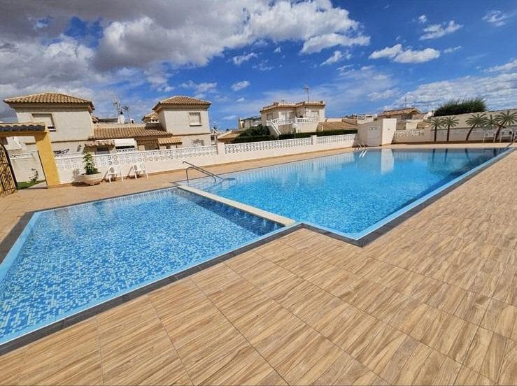 2 soverom Kjedet enebolig til salgs i Torrevieja med svømmebasseng - € 139 900 (Ref: 9264376)