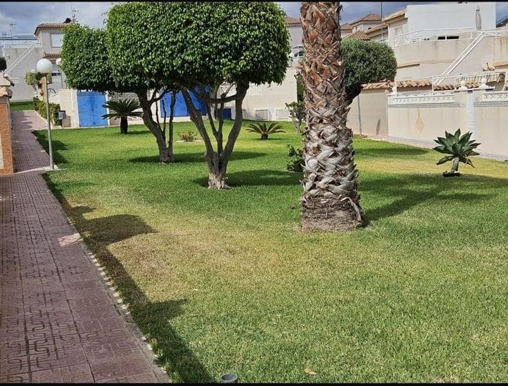 2 soverom Kjedet enebolig til salgs i Torrevieja med svømmebasseng - € 139 900 (Ref: 9264376)