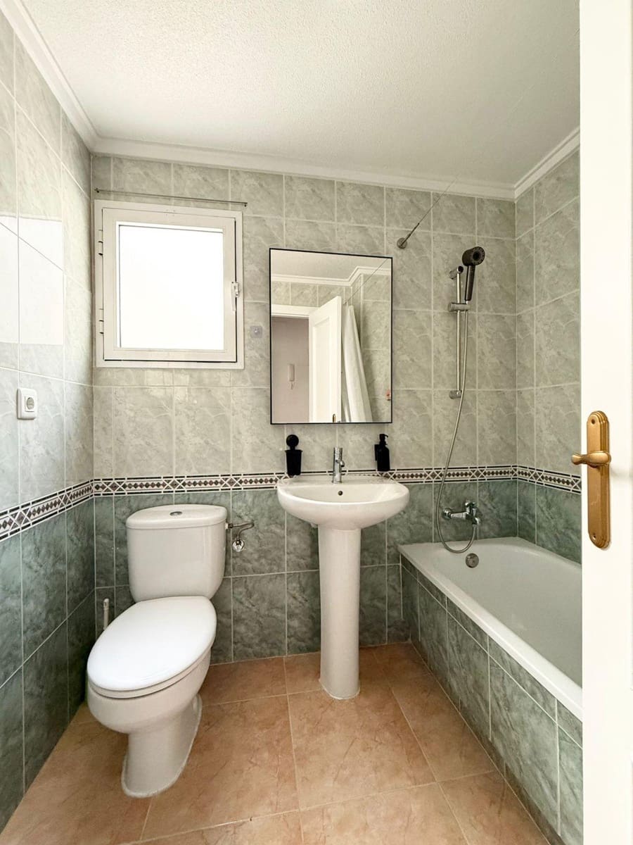 2 makuuhuone Kattohuoneisto myytävänä paikassa Torrevieja mukana uima-altaan - 145 000 € (Ref: 9450474)