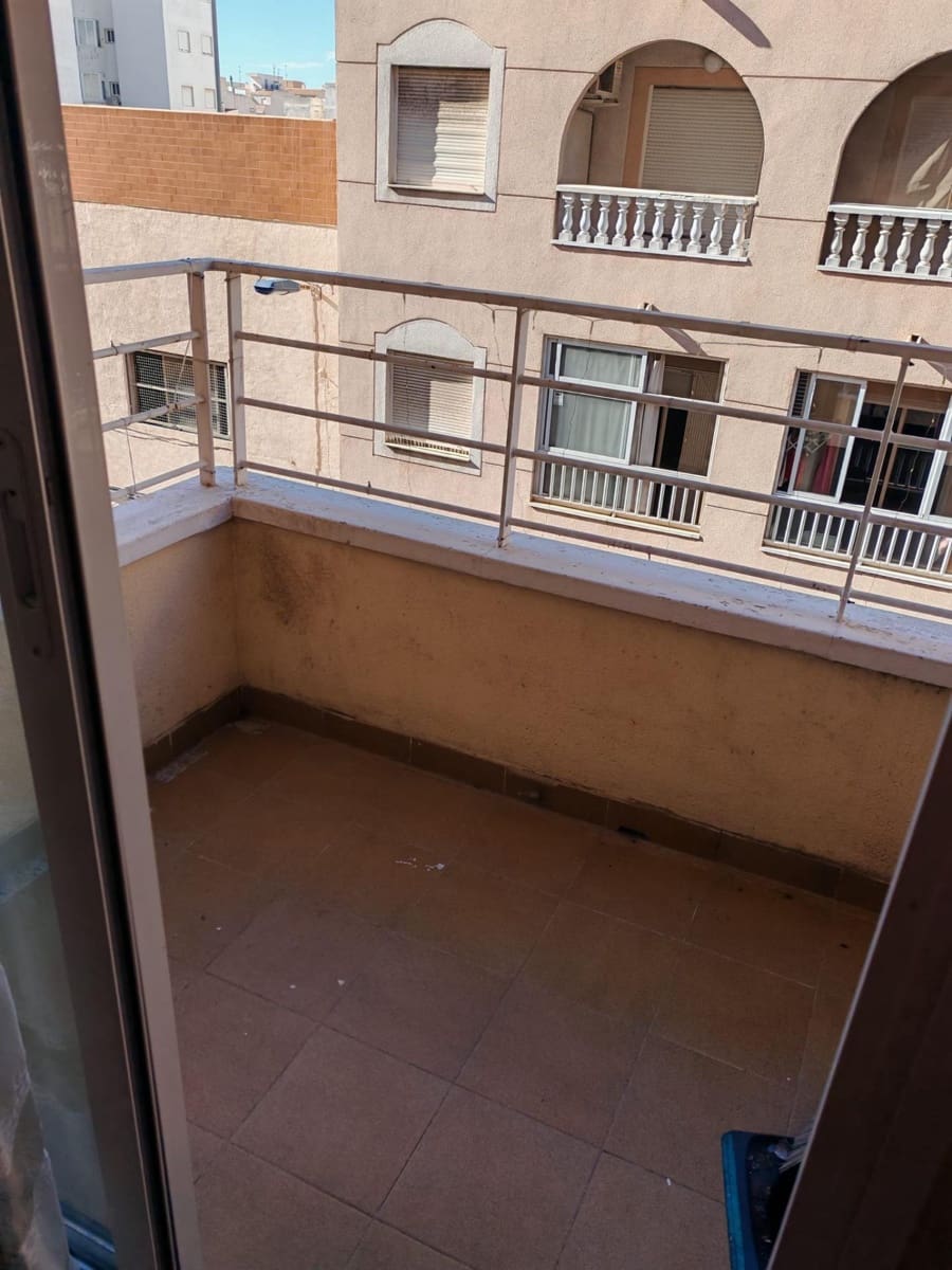 Piso de 2 habitaciones en Torrevieja en venta - 117.000 € (Ref: 9462531)