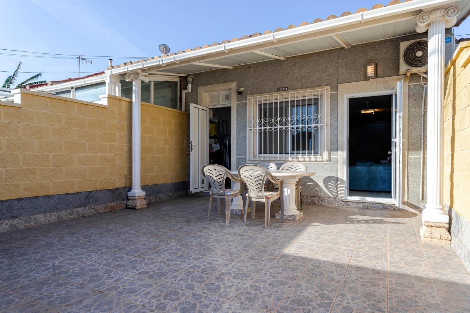 2 slaapkamer Rijtjeshuis te koop in Torrevieja - € 129.900 (Ref: 9496415)