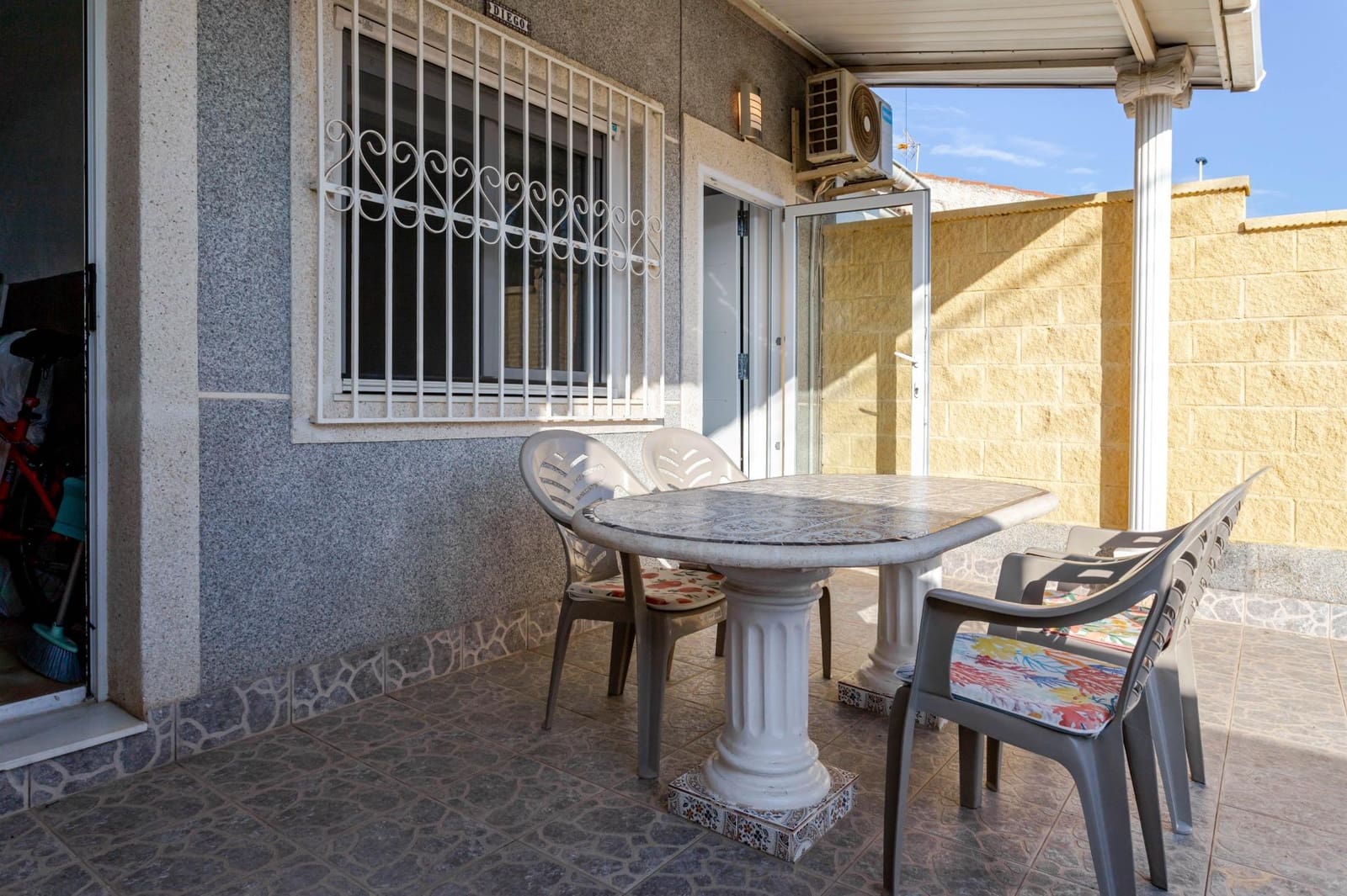 2 slaapkamer Rijtjeshuis te koop in Torrevieja - € 129.900 (Ref: 9496415)