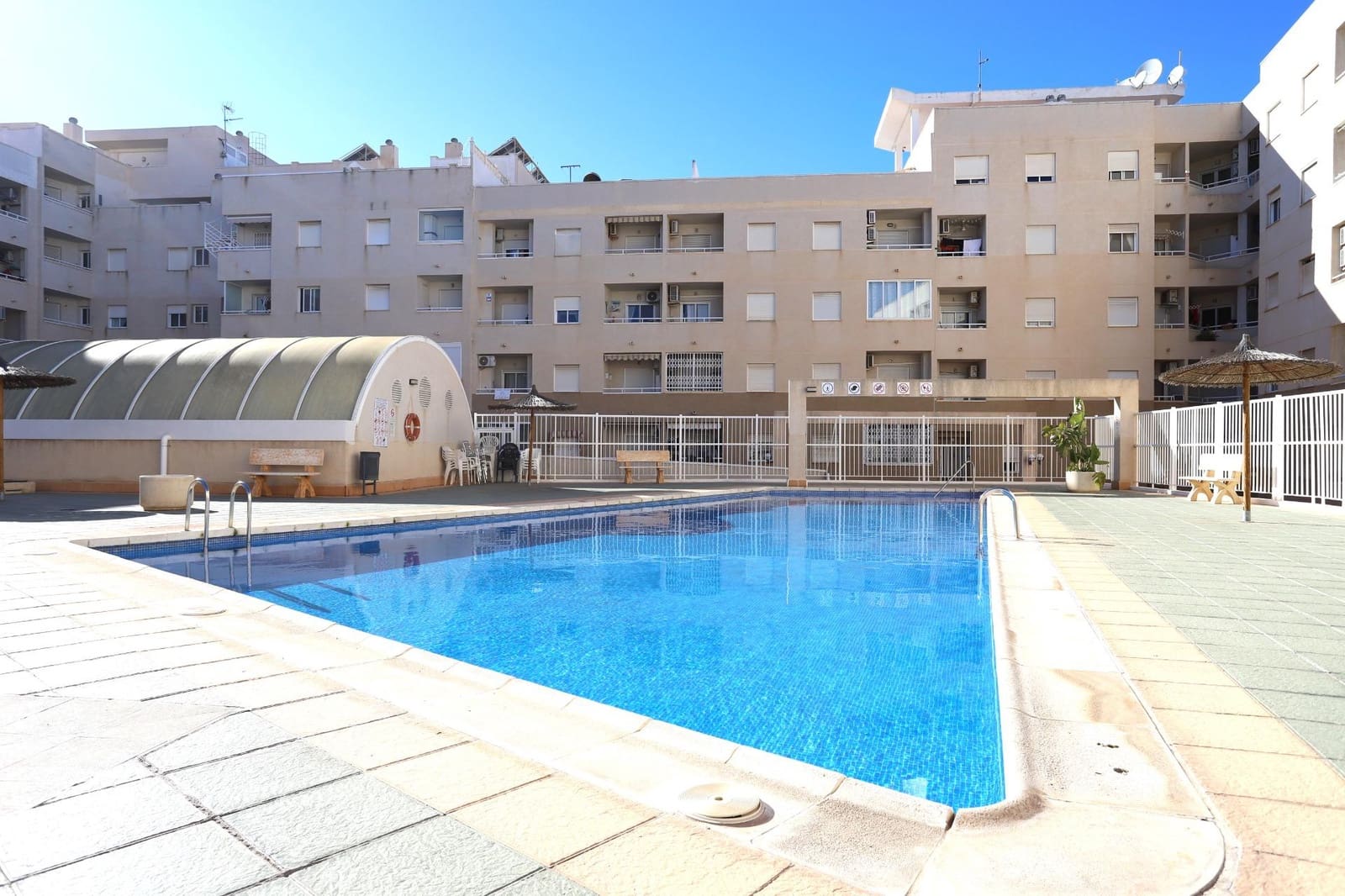 2 soveværelse Penthouse til salg i Torrevieja med swimmingpool - € 131.000 (Ref: 9541660)