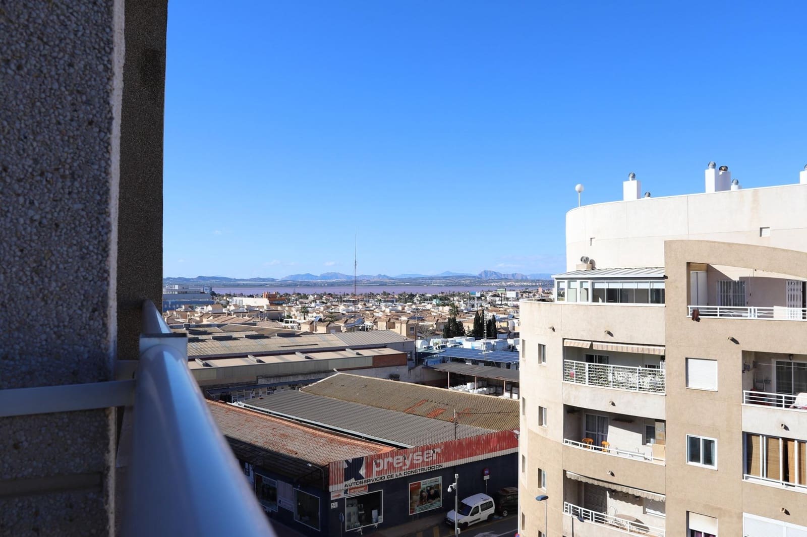 2 makuuhuone Kattohuoneisto myytävänä paikassa Torrevieja mukana uima-altaan - 131 000 € (Ref: 9541660)