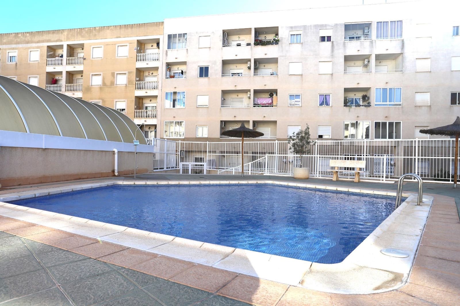 2 makuuhuone Kattohuoneisto myytävänä paikassa Torrevieja mukana uima-altaan - 131 000 € (Ref: 9541660)