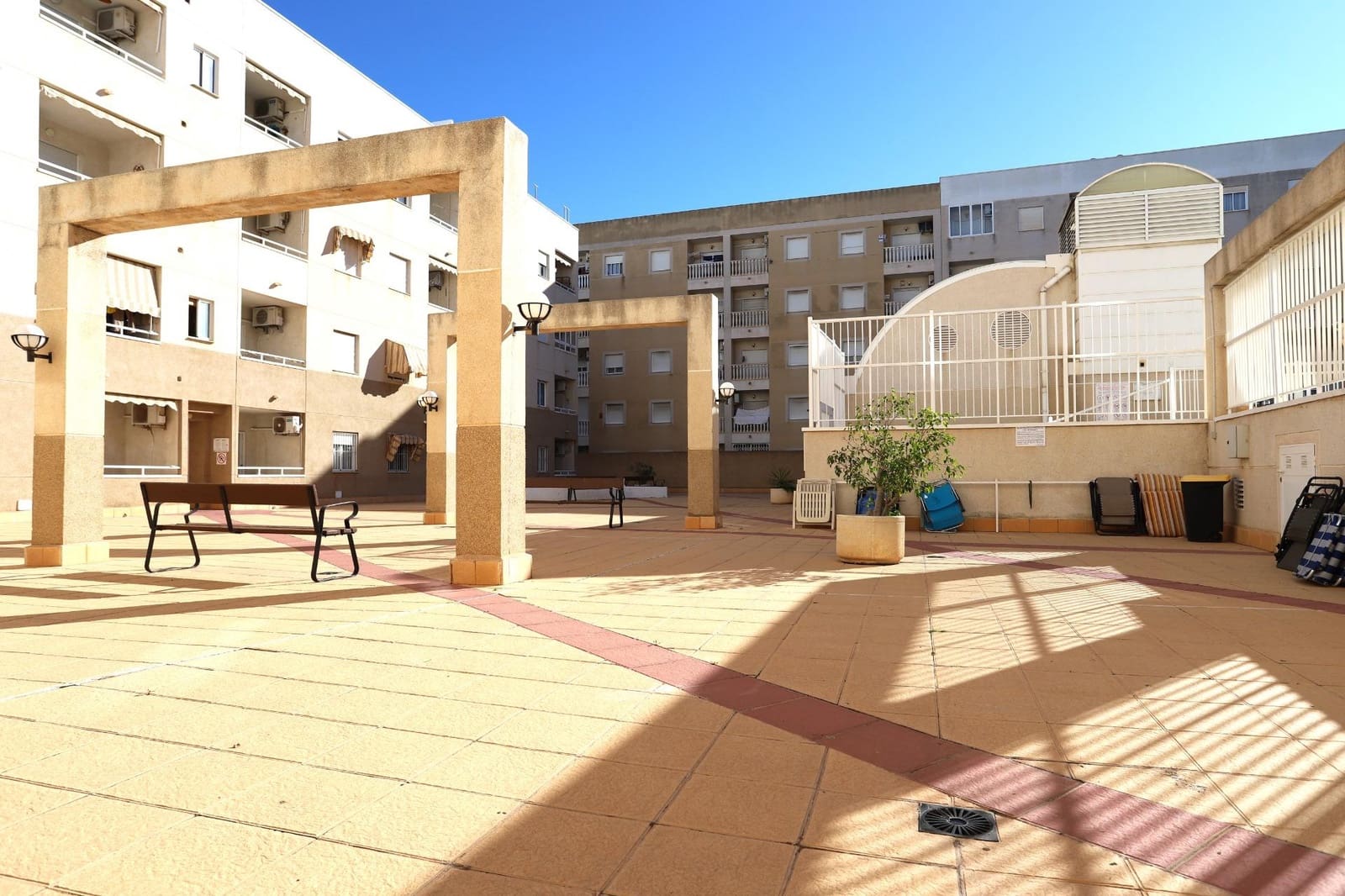 2 makuuhuone Kattohuoneisto myytävänä paikassa Torrevieja mukana uima-altaan - 131 000 € (Ref: 9541660)