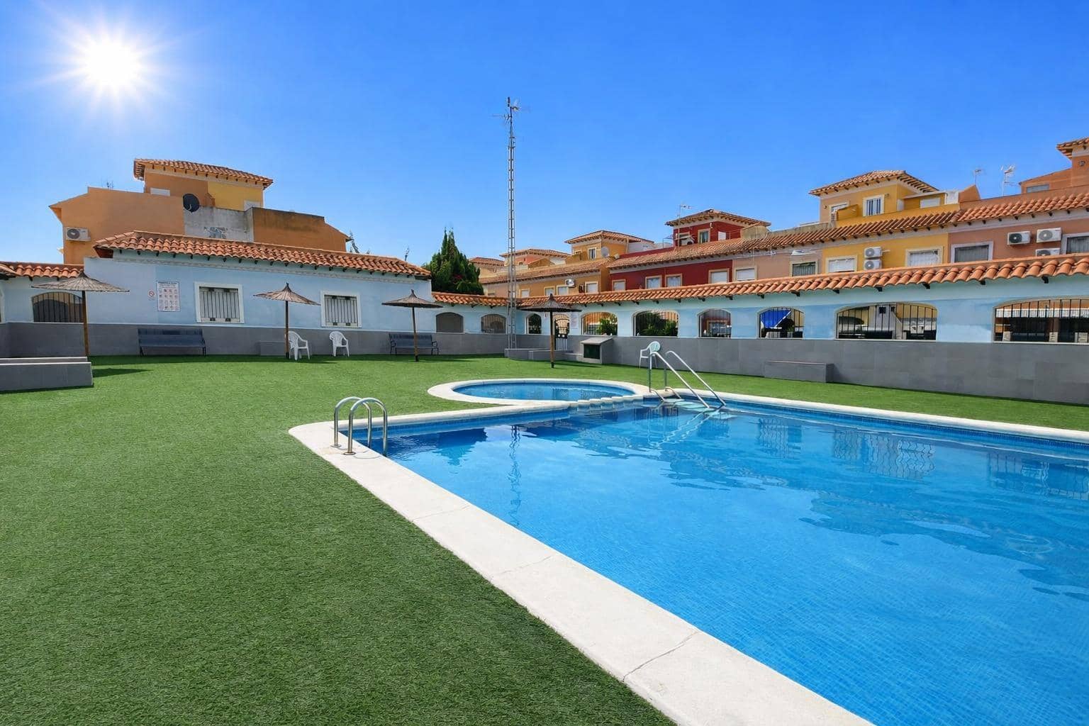 2 quarto Moradia Geminada para venda em Torrevieja com piscina - 154 900 € (Ref: 9584554)
