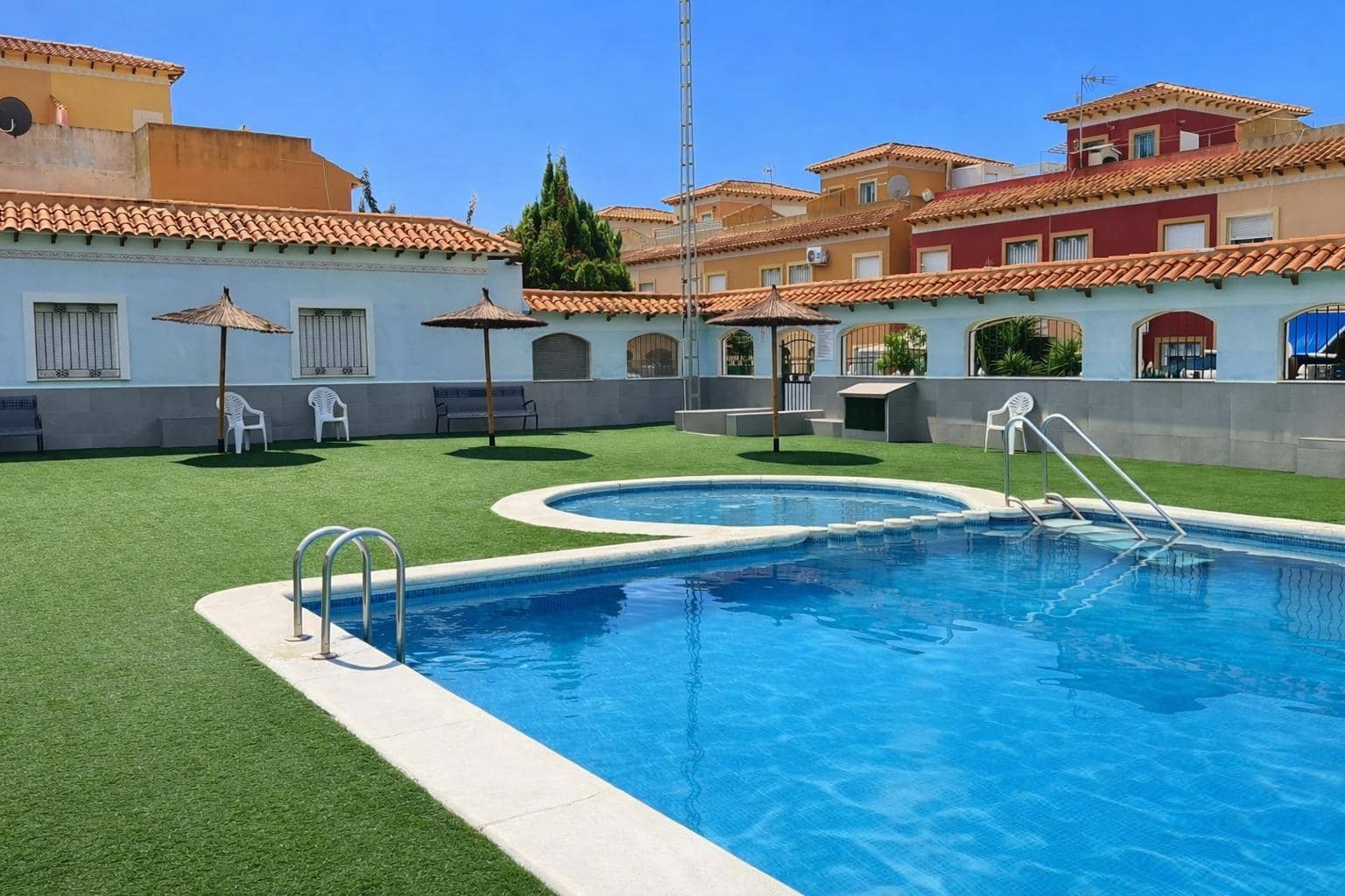 2 quarto Moradia Geminada para venda em Torrevieja com piscina - 154 900 € (Ref: 9584554)
