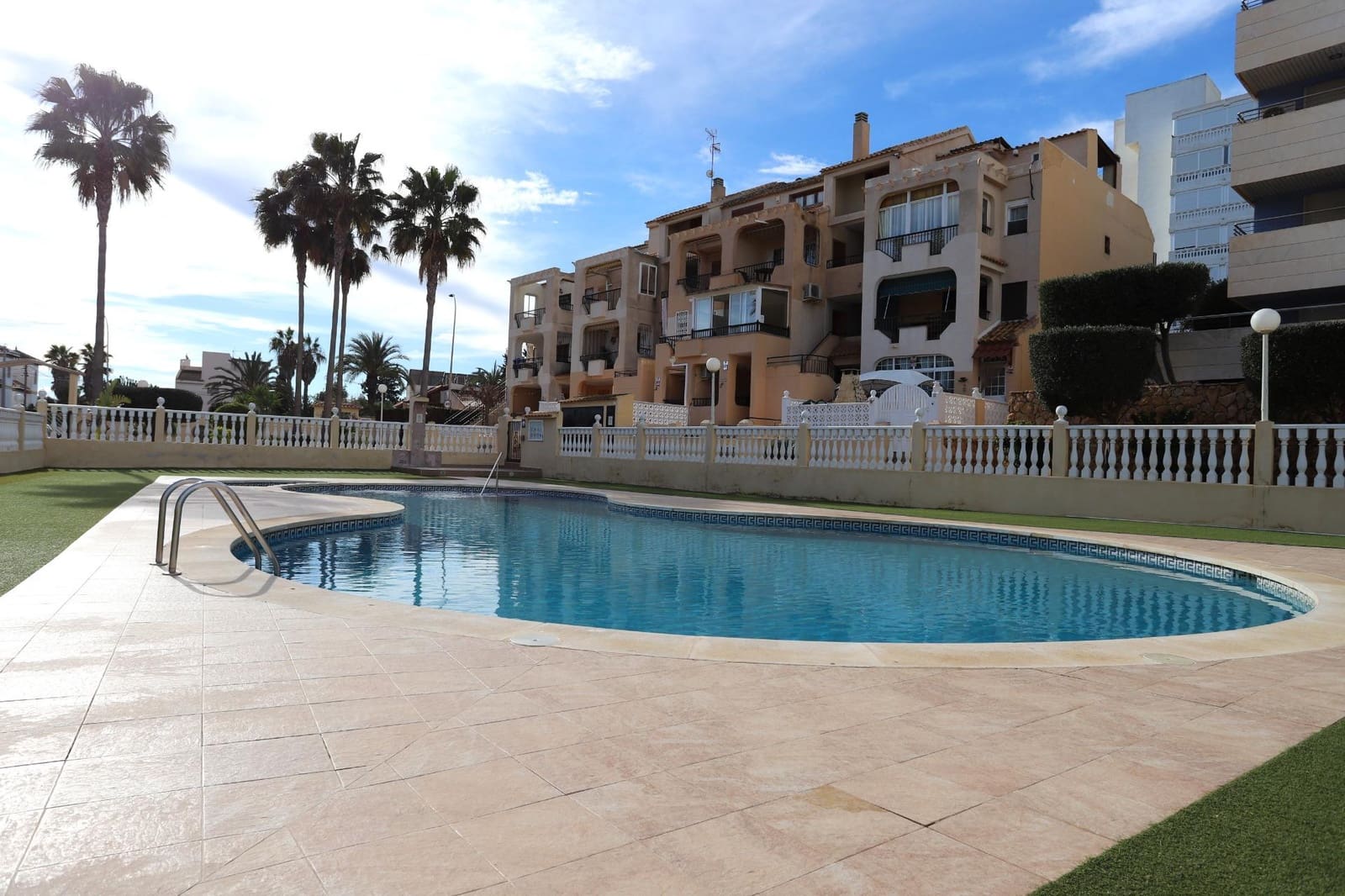2 soverom Penthouse til salgs i Torrevieja med svømmebasseng - € 299 990 (Ref: 9627831)