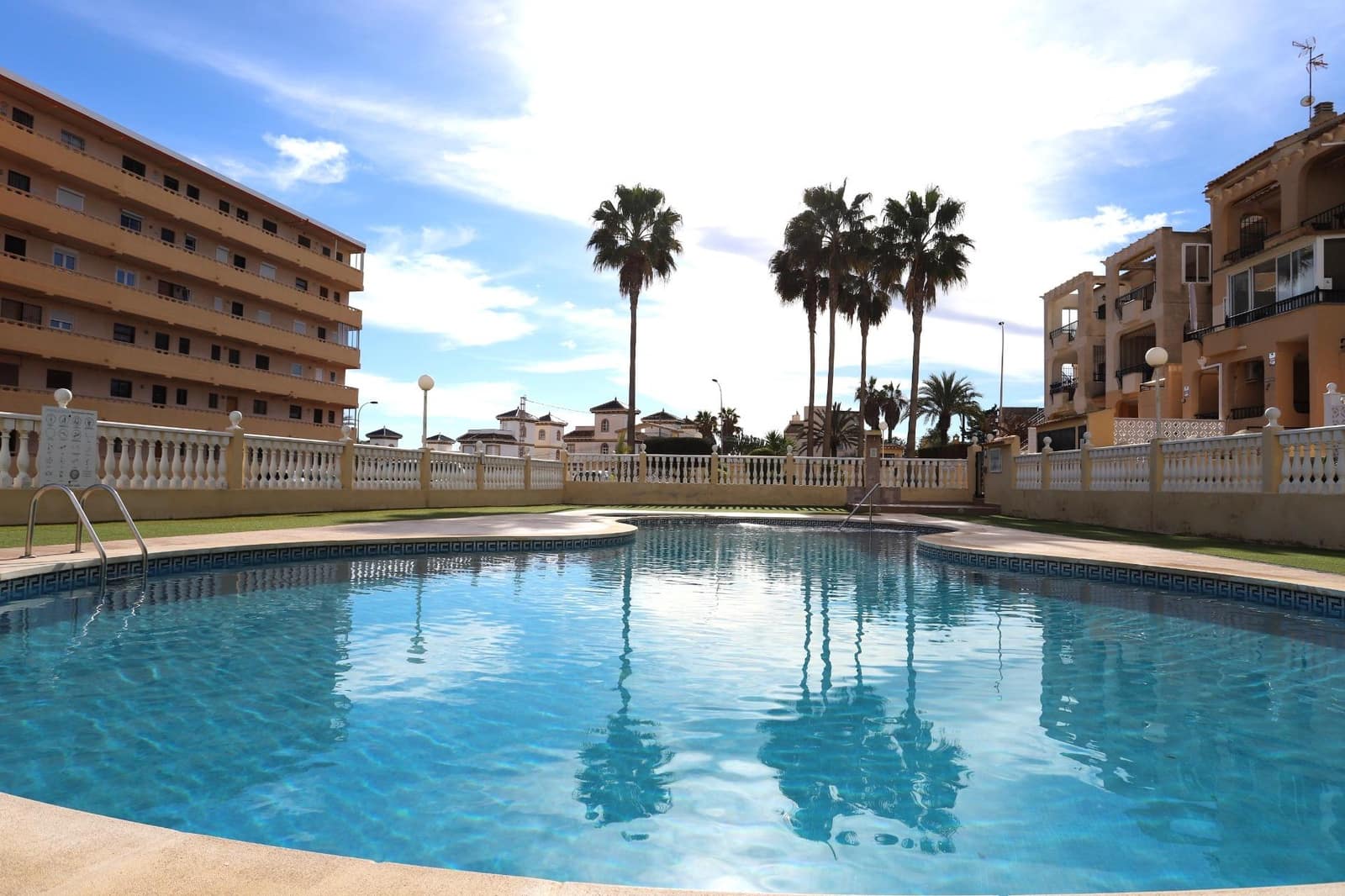 2 soverom Penthouse til salgs i Torrevieja med svømmebasseng - € 299 990 (Ref: 9627831)