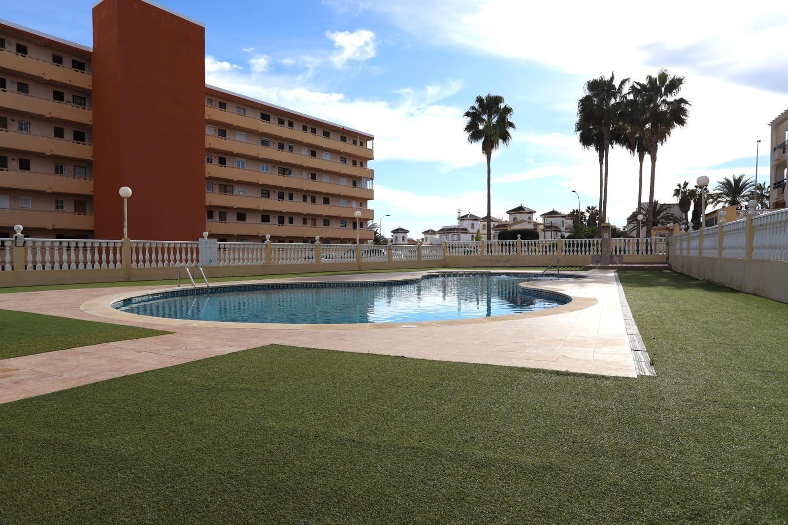 2 soverom Penthouse til salgs i Torrevieja med svømmebasseng - € 299 990 (Ref: 9627831)