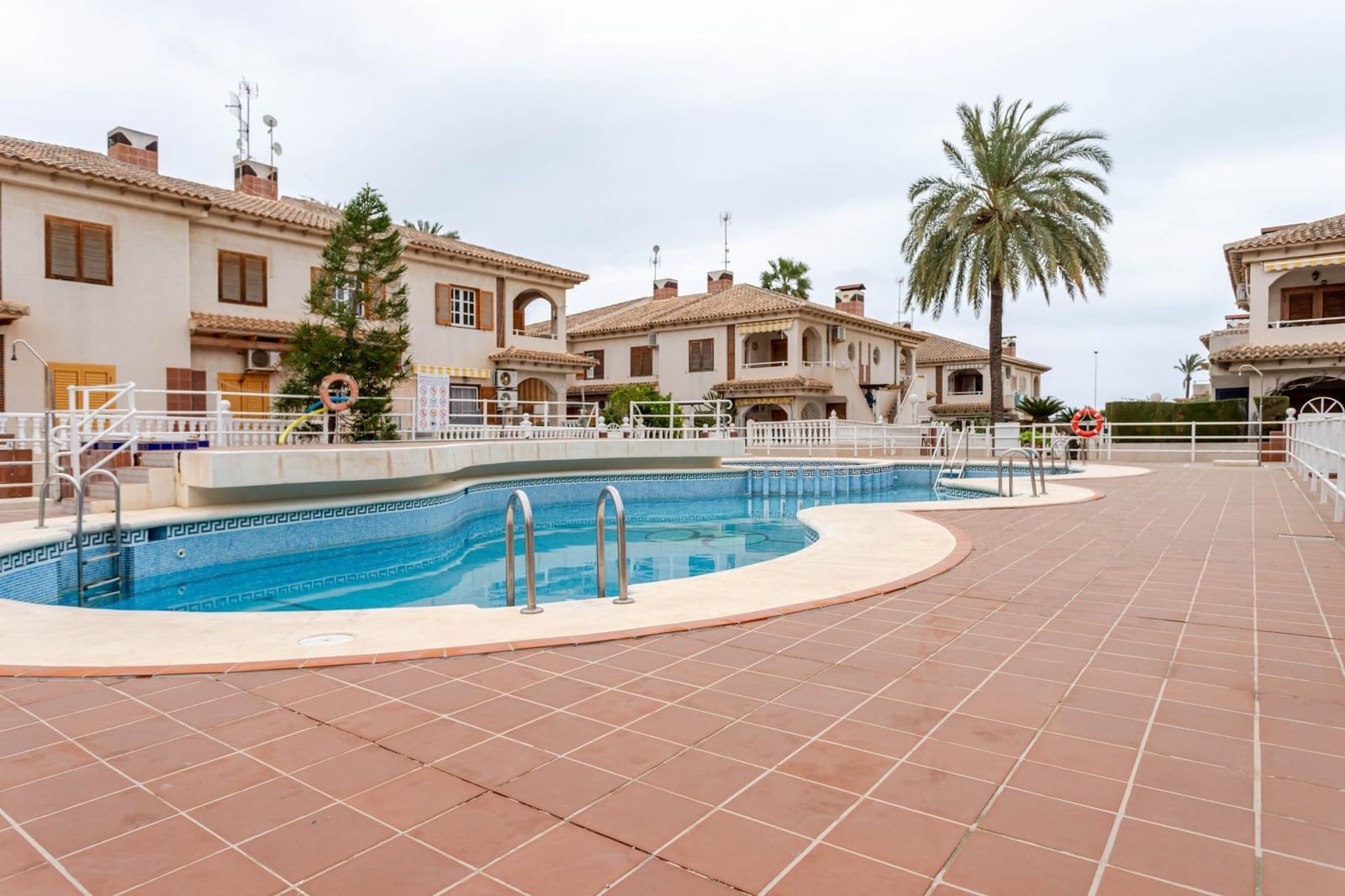 2 slaapkamer Bungalow te koop in Torrevieja met zwembad - € 168.000 (Ref: 9648390)