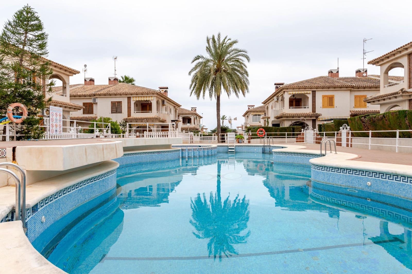 2 slaapkamer Bungalow te koop in Torrevieja met zwembad - € 168.000 (Ref: 9648390)