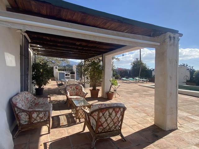 Chalet de 3 habitaciones en Frigiliana en alquiler con piscina garaje - 1.400 € (Ref: 9562594)