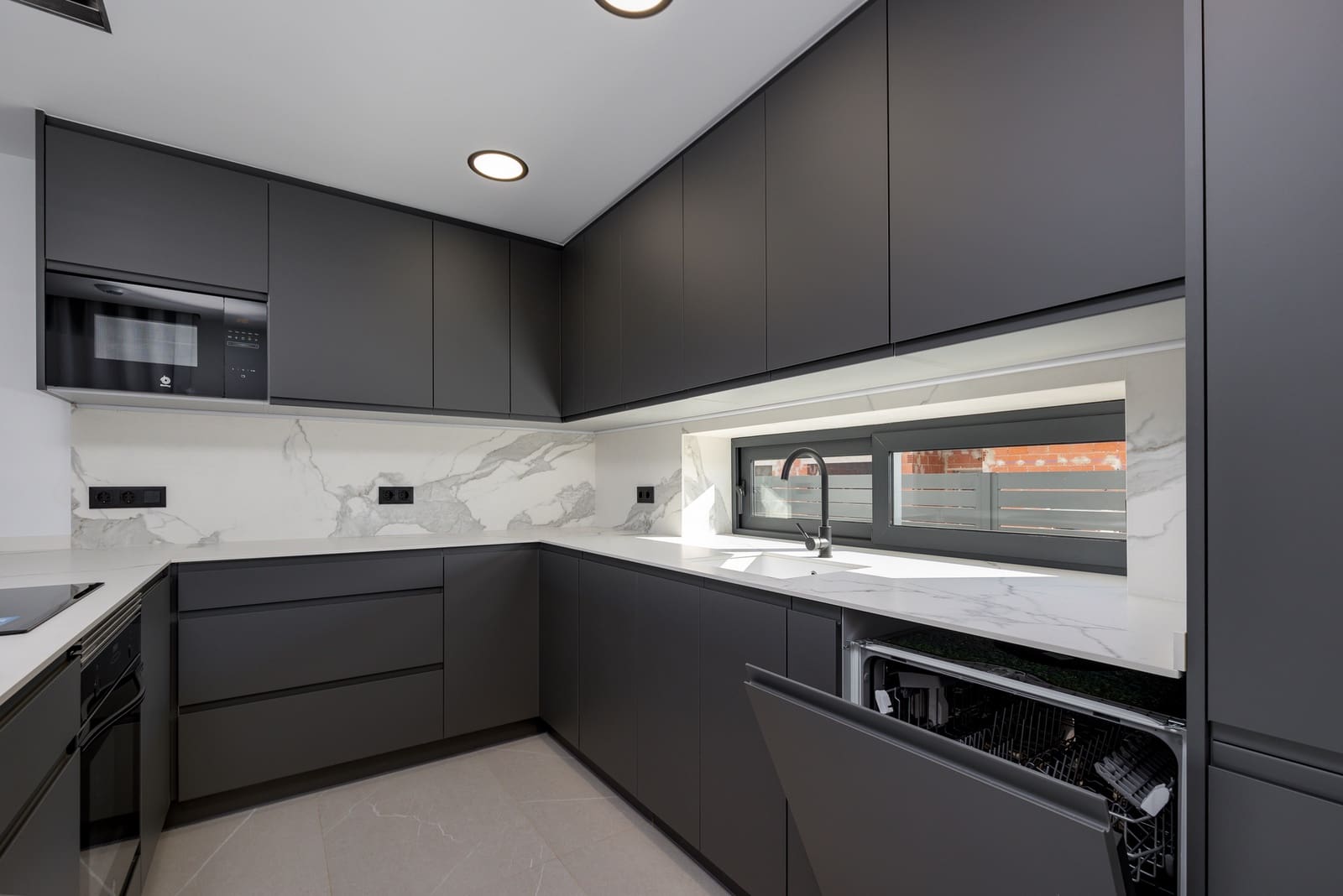 3 makuuhuone Huvila myytävänä paikassa Torrevieja mukana 
autotalli - 585 000 € (Ref: 10057128)