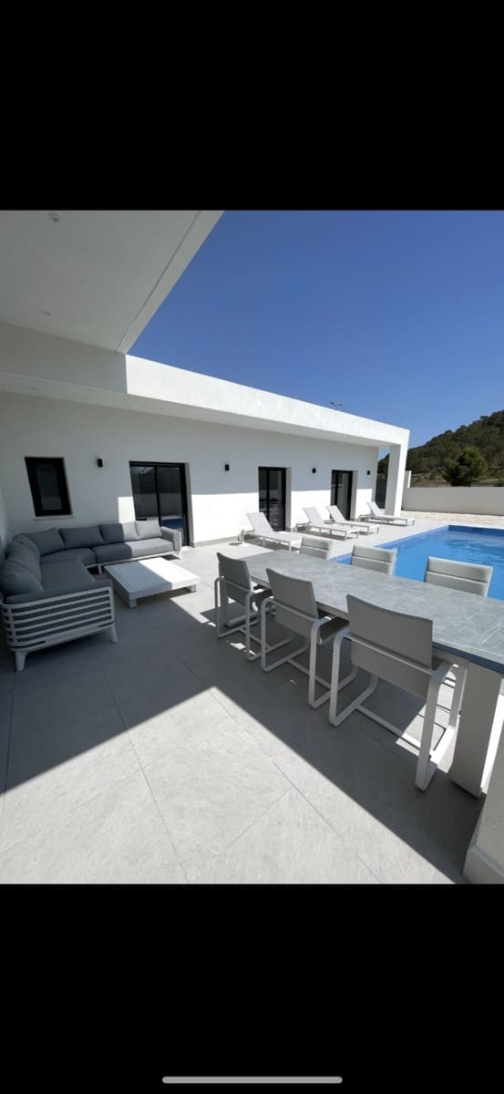3 slaapkamer Villa te koop in La Romana met zwembad garage - € 390.000 (Ref: 10071763)