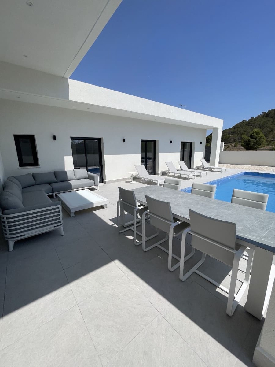 3 slaapkamer Villa te koop in La Romana met zwembad garage - € 390.000 (Ref: 10071763)
