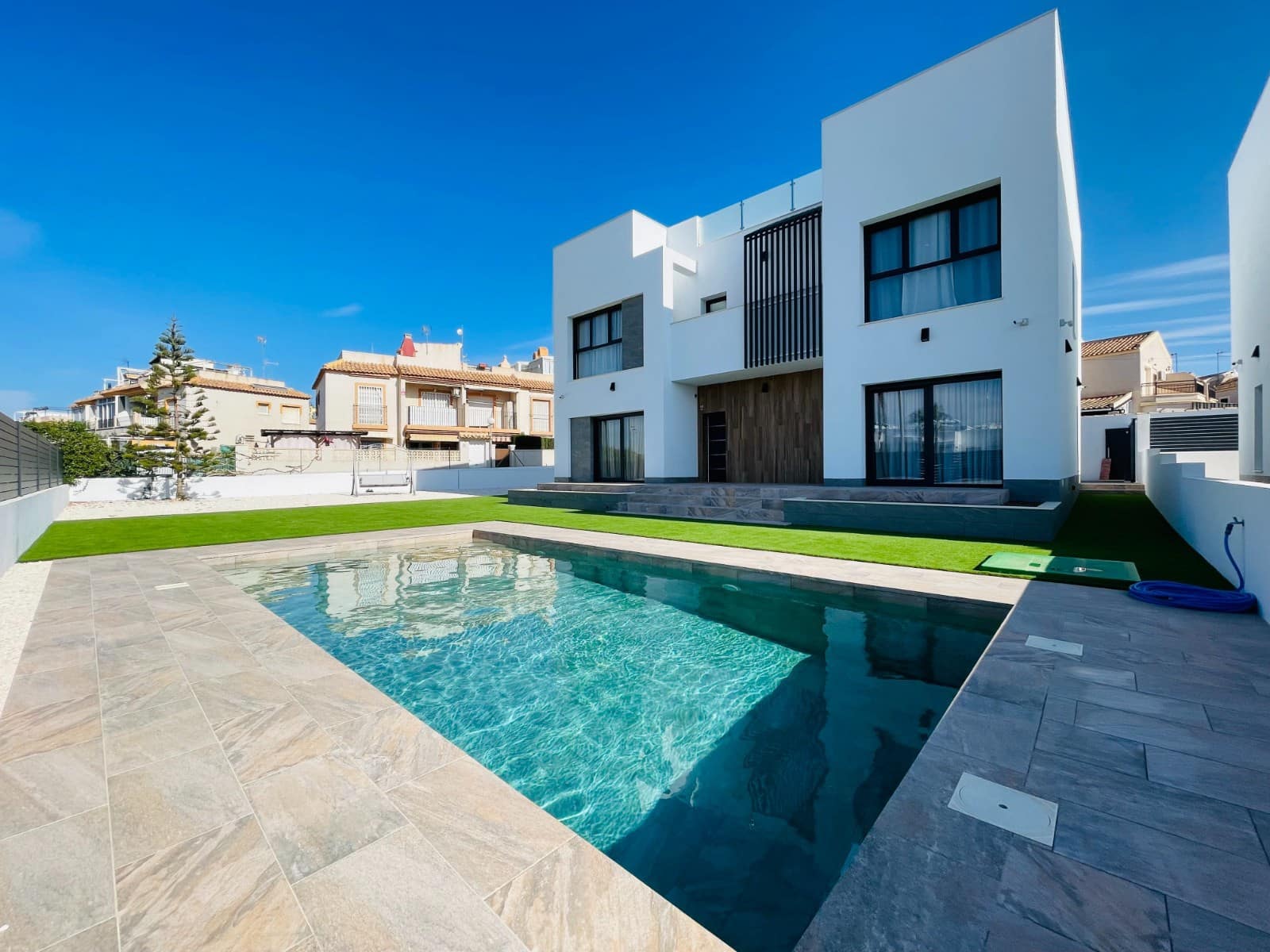 5 makuuhuone Huvila myytävänä paikassa Torrevieja mukana 
autotalli - 1 200 000 € (Ref: 10071792)