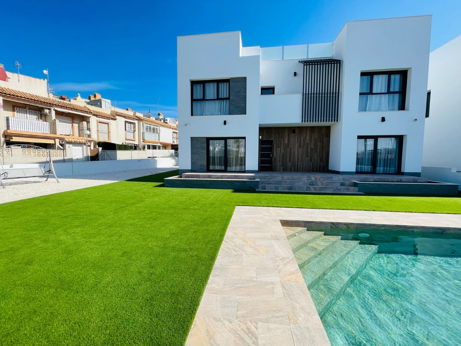 5 makuuhuone Huvila myytävänä paikassa Torrevieja mukana 
autotalli - 1 200 000 € (Ref: 10071792)